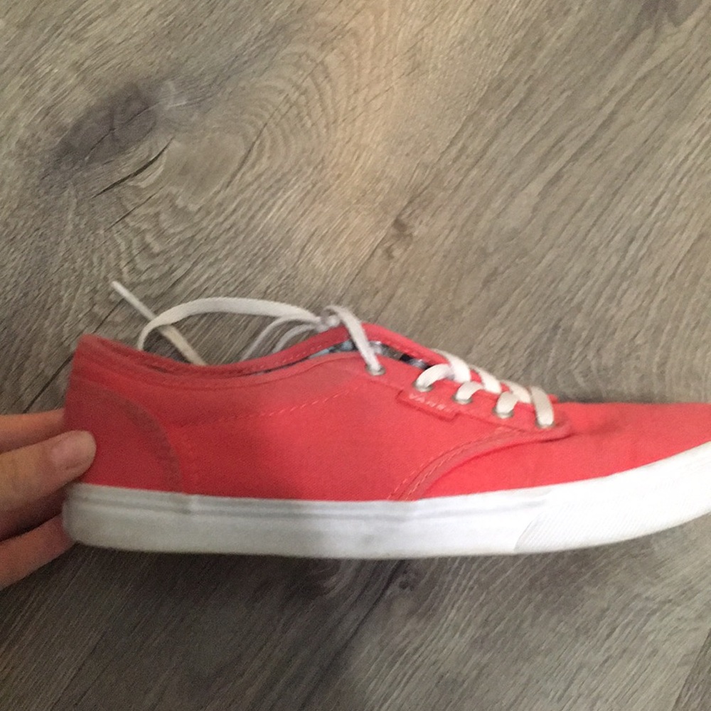 Red vans - Picture 2 of 3